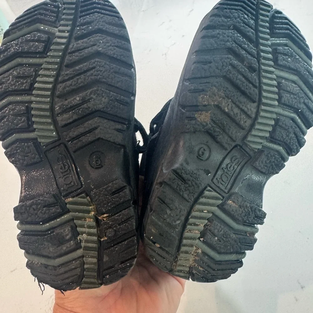 Youth Kids Totes Snow Boots. Youth Size 6. Good used condition. Black.